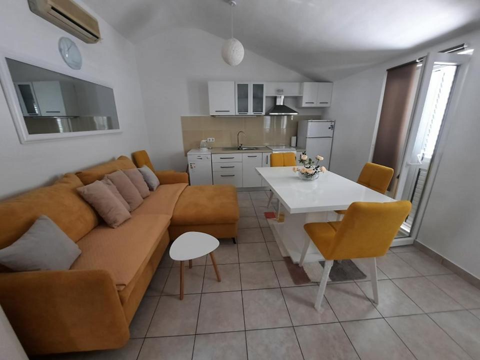 Ojdana Zivkovic Apartman Rogoznica  Kültér fotó